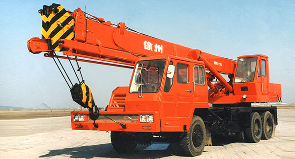 中國第一臺(tái)QY16噸全液壓汽車起重機(jī)