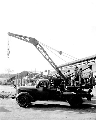 中國首臺(tái)5噸汽車起重機(jī)