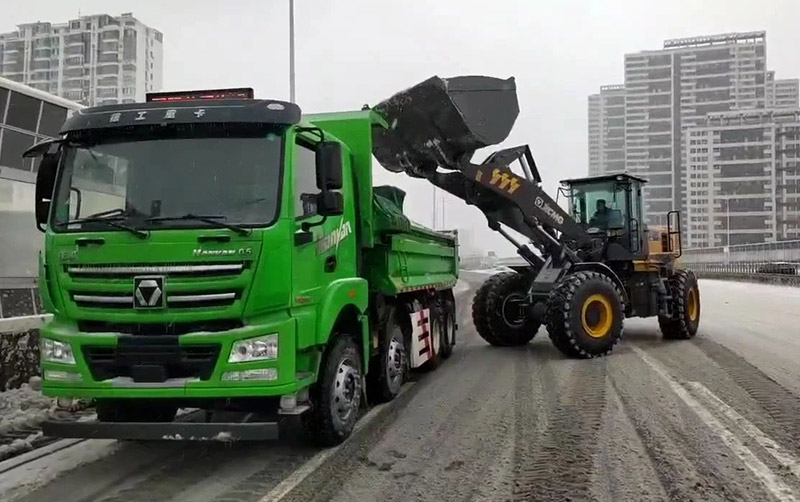 除雪保暢通，徐工汽車在行動(dòng)