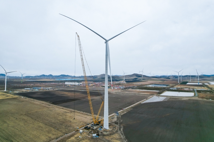 高空之巔，再鑄榮光！XLC18000M助力大型風(fēng)電場(chǎng)首臺(tái)185米風(fēng)機(jī)成功吊裝